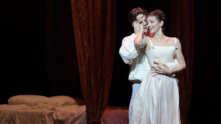 Alina Cojocaru as Manon, with Joseph Caley as Des Grieux, at Manchester Opera House. 
